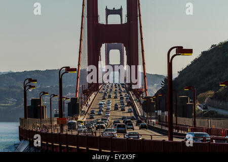 Trafic sur l'autoroute 101 traversant le Golden Gate Bridge sur l'océan Pacifique, San Francisco, Californie Banque D'Images