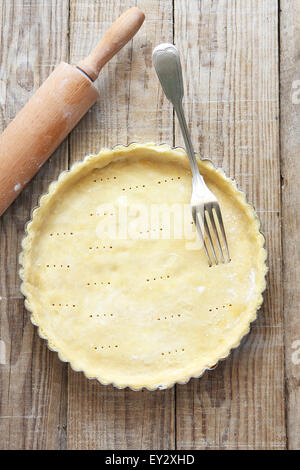 Plat à tarte à base de pâte avant d'être rempli pour le faire cuire.vue d'en haut. Banque D'Images