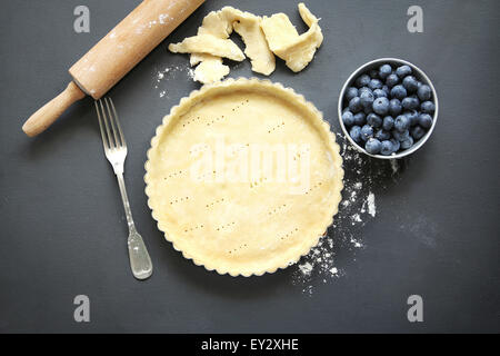 Plat à tarte à base de pâte avant d'être rempli pour le faire cuire.vue d'en haut. Banque D'Images