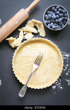 Plat à tarte à base de pâte avant d'être rempli pour le faire cuire.vue d'en haut. Banque D'Images