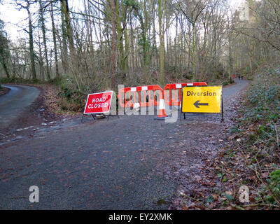 Détournement et route fermée signes sur une route de campagne dans le Lake District Banque D'Images