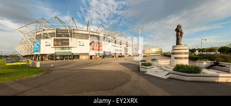 Vue panoramique de Pride Park Stadium et l'unité Plaza. Statue en hommage à Brian Clough et Peter Taylor Banque D'Images