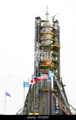 Cosmodrome de Baïkonour, au Kazakhstan. 20 juillet, 2015. Le bras bras près autour de l'engin spatial Soyouz TMA-17M sur la plateforme de lancement au cosmodrome de Baïkonour, le 20 juillet 2015 au Kazakhstan. Lancement de la fusée Soyouz est prévue pour le 23 juillet et seront assorties 44 expédition vers la Station spatiale internationale. Banque D'Images