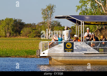 Croisière en bateau touristique à Yellow Water Billabong Banque D'Images