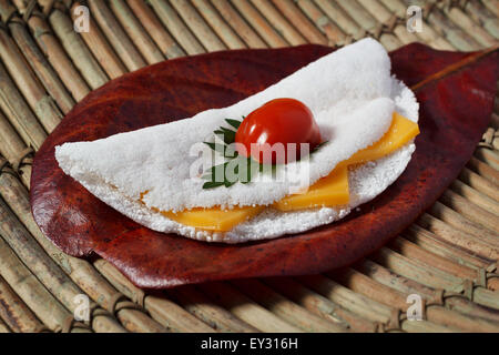(Casabe, bammy beiju, bob, biju) - pain plat à base de manioc (tapioca) avec fromage, tomates cerise et le persil. Selective focus Banque D'Images