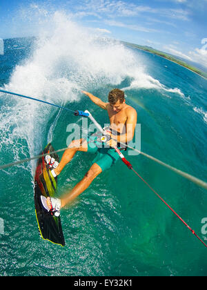 Le kite boarding. In l'océan, sport extrême. POV Vue depuis la caméra d'action. Banque D'Images