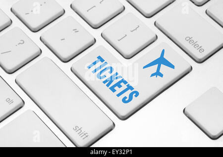 Acheter des billets sur le clavier de l'ordinateur Banque D'Images