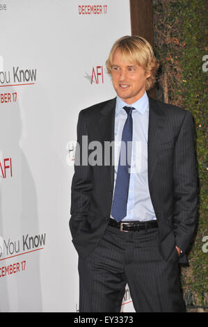 LOS ANGELES, CA - le 13 décembre 2010 : Owen Wilson lors de la première mondiale de son nouveau film 'Comment savez-vous qu' au Mann Village Theatre, Westwood. Banque D'Images
