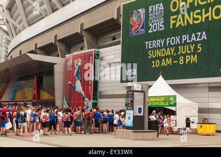 Fans américains arrivant au BC Place Stadium à Vancouver pour la finale de la coupe du monde de soccer womens entre le Japon et les usa Banque D'Images