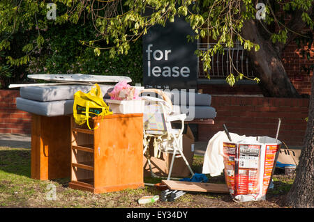 En dehors d'un dumping de déchets Melbourne appartement block, probablement par l'évacuation des locataires Banque D'Images