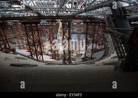 (150721) -- SAINT PETERSBOURG, le 21 juillet 2015 (Xinhua) -- Photo prise le 20 juillet 2015 montre le site de construction du stade pour la Coupe du Monde 2018 à l'Île Krestovsky à Saint-Pétersbourg, en Russie. La Russie accueillera la Coupe du Monde de Football Coupe du tournoi en 2018. (Xinhua/Li Ming) Banque D'Images