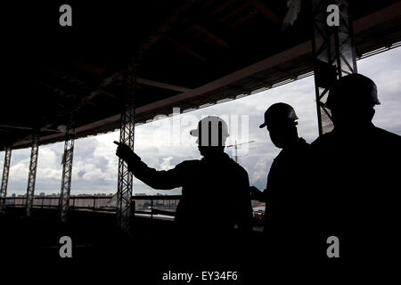 (150721) -- SAINT PETERSBOURG, le 21 juillet 2015 (Xinhua) -- Photo prise le 20 juillet 2015 montre le site de construction du stade pour la Coupe du Monde 2018 à l'Île Krestovsky à Saint-Pétersbourg, en Russie. La Russie accueillera la Coupe du Monde de Football Coupe du tournoi en 2018. (Xinhua/Li Ming) Banque D'Images