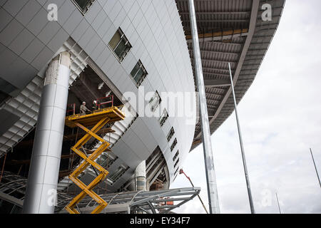 (150721) -- SAINT PETERSBOURG, le 21 juillet 2015 (Xinhua) -- Photo prise le 20 juillet 2015 montre le site de construction du stade pour la Coupe du Monde 2018 à l'Île Krestovsky à Saint-Pétersbourg, en Russie. La Russie accueillera la Coupe du Monde de Football Coupe du tournoi en 2018. (Xinhua/Li Ming) Banque D'Images