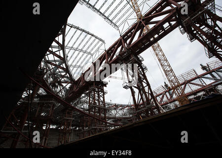 (150721) -- SAINT PETERSBOURG, le 21 juillet 2015 (Xinhua) -- Photo prise le 20 juillet 2015 montre le site de construction du stade pour la Coupe du Monde 2018 à l'Île Krestovsky à Saint-Pétersbourg, en Russie. La Russie accueillera la Coupe du Monde de Football Coupe du tournoi en 2018. (Xinhua/Li Ming) Banque D'Images