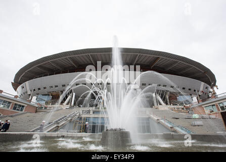 (150721) -- SAINT PETERSBOURG, le 21 juillet 2015 (Xinhua) -- Photo prise le 20 juillet 2015 montre le site de construction du stade pour la Coupe du Monde 2018 à l'Île Krestovsky à Saint-Pétersbourg, en Russie. La Russie accueillera la Coupe du Monde de Football Coupe du tournoi en 2018. (Xinhua/Li Ming) Banque D'Images