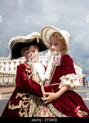 (150721) -- SAINT PETERSBOURG, le 21 juillet 2015 (Xinhua) -- Photo prise le 20 juillet 2015 montre les enfants russes à Saint-Pétersbourg, en Russie. La Russie accueillera la Coupe du Monde de Football Coupe du tournoi en 2018. (Xinhua/Li Ming) Banque D'Images