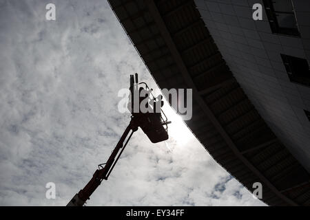 (150721) -- SAINT PETERSBOURG, le 21 juillet 2015 (Xinhua) -- Photo prise le 20 juillet 2015 montre le site de construction du stade pour la Coupe du Monde 2018 à l'Île Krestovsky à Saint-Pétersbourg, en Russie. La Russie accueillera la Coupe du Monde de Football Coupe du tournoi en 2018. (Xinhua/Li Ming) Banque D'Images