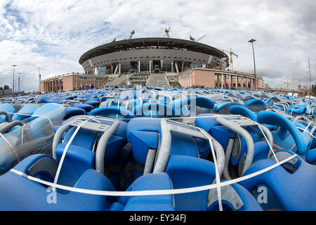 (150721) -- SAINT PETERSBOURG, le 21 juillet 2015 (Xinhua) -- Photo prise le 20 juillet 2015 montre le site de construction du stade pour la Coupe du Monde 2018 à l'Île Krestovsky à Saint-Pétersbourg, en Russie. La Russie accueillera la Coupe du Monde de Football Coupe du tournoi en 2018. (Xinhua/Li Ming) Banque D'Images