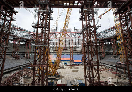 (150721) -- SAINT PETERSBOURG, le 21 juillet 2015 (Xinhua) -- Photo prise le 20 juillet 2015 montre le site de construction du stade pour la Coupe du Monde 2018 à l'Île Krestovsky à Saint-Pétersbourg, en Russie. La Russie accueillera la Coupe du Monde de Football Coupe du tournoi en 2018. (Xinhua/Li Ming) Banque D'Images