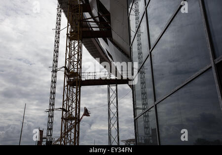 (150721) -- SAINT PETERSBOURG, le 21 juillet 2015 (Xinhua) -- Photo prise le 20 juillet 2015 montre le site de construction du stade pour la Coupe du Monde 2018 à l'Île Krestovsky à Saint-Pétersbourg, en Russie. La Russie accueillera la Coupe du Monde de Football Coupe du tournoi en 2018. (Xinhua/Li Ming) Banque D'Images