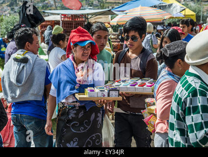 Gadgets modernes tels que les cellulaires trouver son chemin dans un marché traditionnel à la ville de montagne des Andes, Utah. Banque D'Images