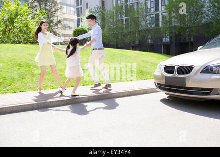 Happy young family playing ring-autour-le-extérieur rose Banque D'Images