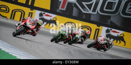 Salinas, Californie, USA. 19 juillet, 2015. #  7 Chaz Davies, #  66 Tom Sykes, teammare #  65 et #  91 Jonathan Rea Leon Haslam qui sortent du tour11 luttant pour la première place au cours de l'eni FIM Superbike World Championship Laguna Sega Salinas, CA. Credit : Cal Sport Media/Alamy Live News Banque D'Images