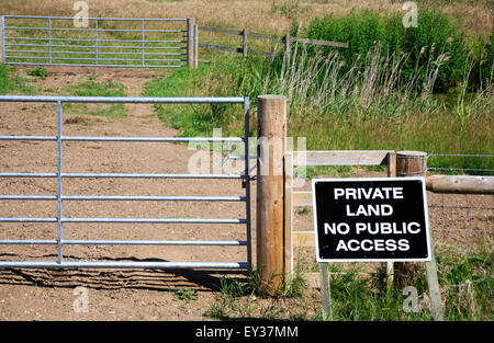 Pas de terres privées d'accès public signer par le pâturage de prairies dans les Norfolk Broads. Banque D'Images