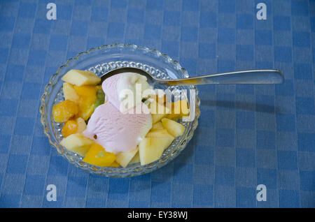 Dessert d'été en bonne santé dans un bol en verre avec des tranches de fruits et de la crème glacée Banque D'Images