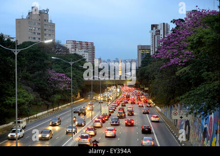 Le trafic sur l'Avenida 23 de Maio, l'humeur du soir São Paulo, Brésil Banque D'Images