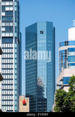 Tours jumelles de la Deutsche Bank et le logo de la Caisse d'épargne, Frankfurt am Main, Hesse, Allemagne Banque D'Images
