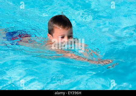 Garçon, âgé de sept ans, dans une école de natation, Ystad, en Suède Banque D'Images