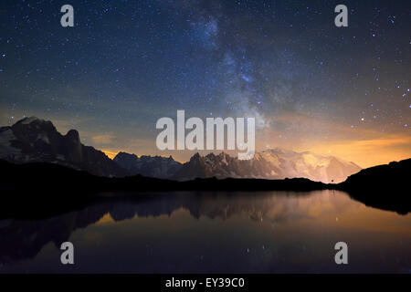 Massif du Mont Blanc dans la nuit avec la Voie Lactée, reflété dans le Lac de Chésserys, Aiguilles de Chamonix sur la gauche Banque D'Images