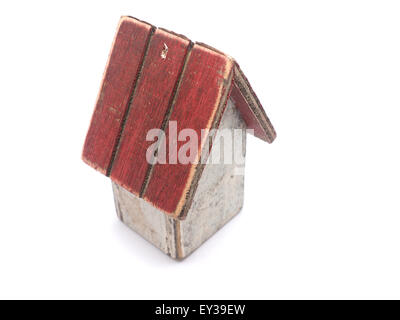 Maison en bois jouet sur un fond blanc Banque D'Images