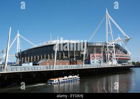 Pays de Galles, Cardiff ; LE STADE DE MILLENINUM ET BUS DE L'EAU SUR LA RIVIÈRE TAFF Banque D'Images