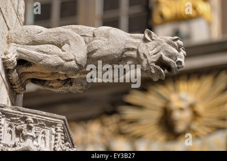 Scary Gargoyle figure décorant de ville médiéval à Bruxelles, Belgique Banque D'Images