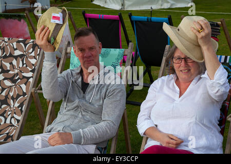 Tatton Park, Cheshire, Royaume-Uni 21 Juillet 2015. Jane McFadyen et Alan Holmes de la Manchester School of Art, avec leur pièce, (Artschool transats pelouse d'été), à la RHS Flower Show. Jane McFadyen est chargé de cours principal à l'échelle de l'École d'art où la responsabilité de la sensibilisation et de l'unité est le chef de file et coordonnateur de l'unité X l'unité de l'échelle défectueuse sur la collaboration, l'engagement de l'extérieur et de l'employabilité. Chaque chaise a été individuellement repensé et recréé par des artistes et concepteurs de la Manchester School of Art,. Credit : Mar Photographics/Alamy Live News Banque D'Images