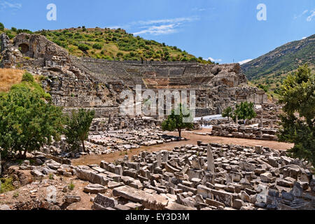 Ruines et vestiges d'Ephèse près de Selçuk, Kusadasi, Turquie avec l'amphithéâtre principal à l'arrière-plan. Banque D'Images