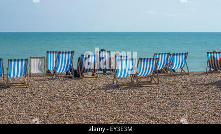 Brighton, Royaume-Uni - 28 juin 2014: Chaises longues sur la plage de stoney en face de la mer à Brighton. Banque D'Images