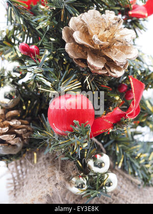 Décorations de Noël sur fond blanc Banque D'Images