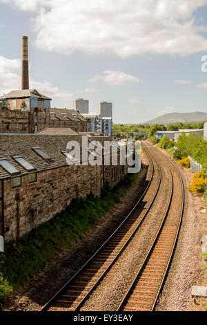 Voie de chemin de fer entre propriétés industrielles à Craigmillar, cette piste tourne autour d'Édimbourg et ne bénéficie que de trains de marchandises. Banque D'Images