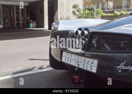 Knightsbridge, Londres, Royaume-Uni. 21 juillet, 2015. Un Italien Pagani Huayra sportscar en valeur des milliers de livres est repéré à Knightsbridge où de riches propriétaires arabes de faire étalage de leurs richesses et de véhicules super rapide allant de Ferraris à Lamborghini autour du quartier branché de Knightsbridge dans ce qui est décrit comme 'Ramadan' De crédit : amer ghazzal/Alamy Live News Banque D'Images