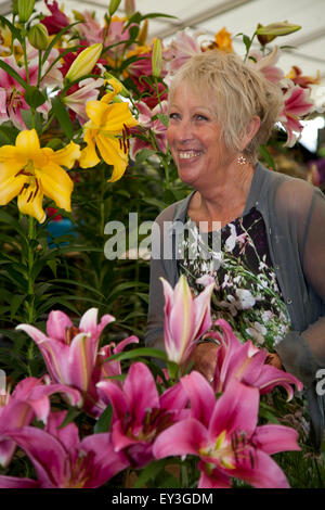 Tatton Park, Cheshire, Royaume-Uni 21st juillet 2015. Carol Klein (née en 1945), spécialiste du jardinage anglais, travaille également comme présentatrice de télévision et chroniqueur de journaux à l'exposition Fleur Lily de RHS. Banque D'Images