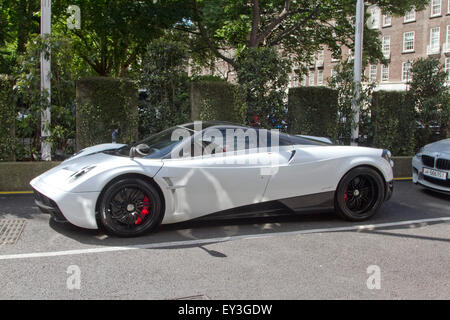 Knightsbridge, Londres, Royaume-Uni. 21 juillet, 2015. Pagani Huayra italien sportscar. Des milliers de livres d'une valeur de Supercars sont repérés à Knightsbridge où de riches propriétaires arabes de faire étalage de leurs richesses et de véhicules super rapide allant de Ferraris à Lamborghini autour du quartier branché de Knightsbridge dans ce qui est décrit comme 'Ramadan' De crédit : amer ghazzal/Alamy Live News Banque D'Images