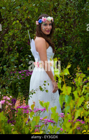 Tatton Park, Cheshire, Royaume-Uni 21 Juillet 2015. Titania  Gale-Haseham Helan ; de Chester, reine des fées ( Midsummer Nights Thème) à la RHS Flower Show afficher jardin. Credit : Mar Photographics/Alamy Live News Banque D'Images