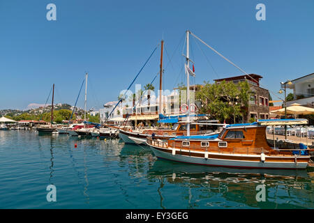 Petit port local au village de Yalikavak, sur la côte égéenne de la péninsule de Bodrum, Mugla, Turquie Banque D'Images