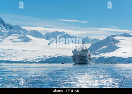 Vue d'un navire de recherche polaire, dans l'Antarctique. Banque D'Images