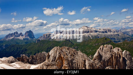 Sassolungo et Massif du Sella comme vu à partir de la Punta Rocca, le sommet de la Marmolada, Dolomites, Italie Banque D'Images