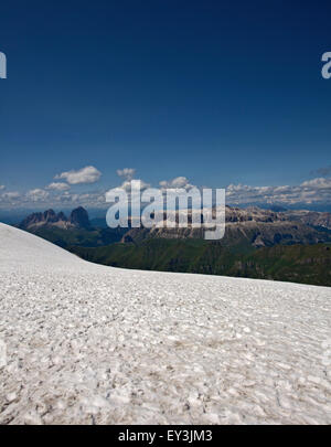 Sassolungo et Massif du Sella comme vu à partir de la Punta Rocca, le sommet de la Marmolada, Dolomites, Italie Banque D'Images