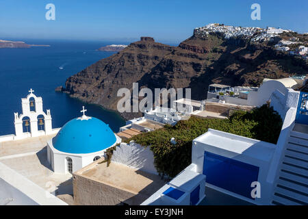 Santorini Blue Dome et clocher au-dessus de la mer Cliff Santorini Iles de Grèce Banque D'Images